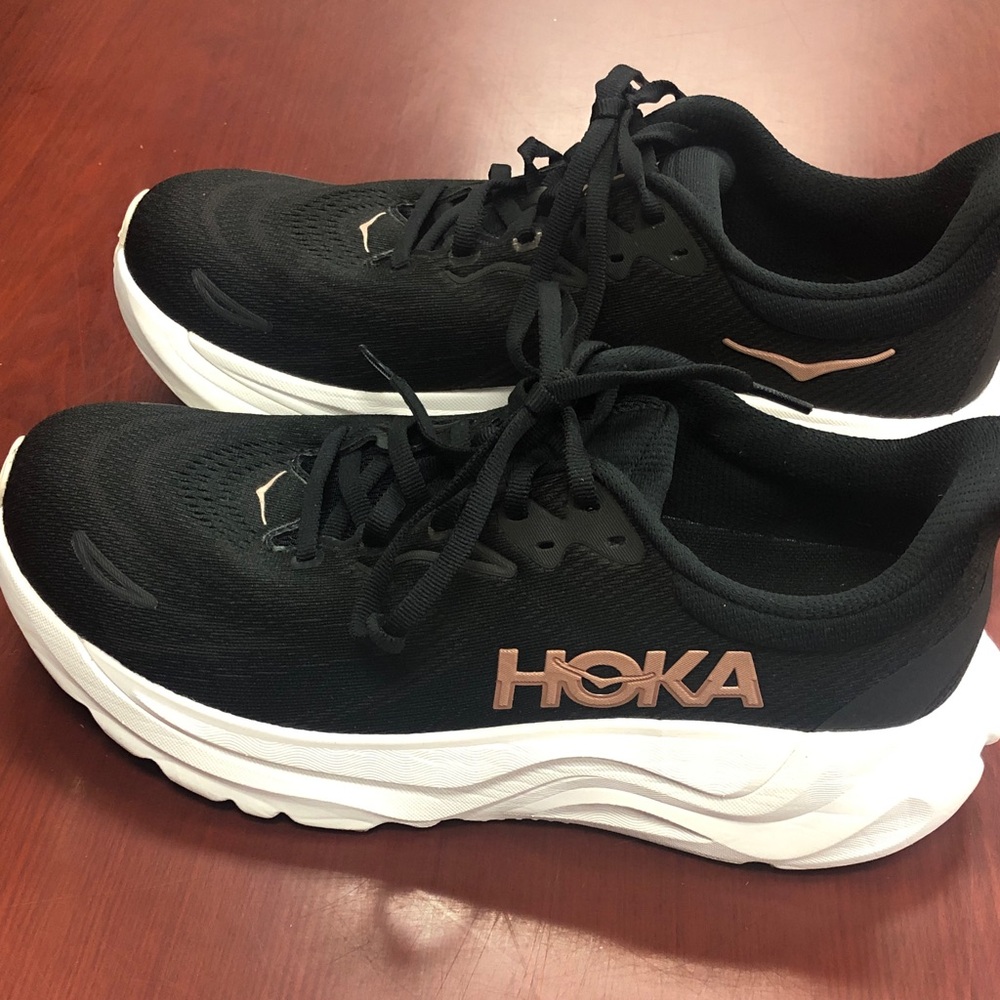 Hoka Arahi 8 Black Sneakers with champagne pink accents Sz 9B